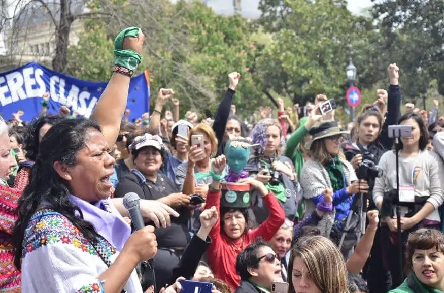  Aura Lolita Chávez Ixcaquic, a la izquierda, se dirige a los participantes en una manifestación. (Cortesía Consejo de Pueblos K’iche) 
